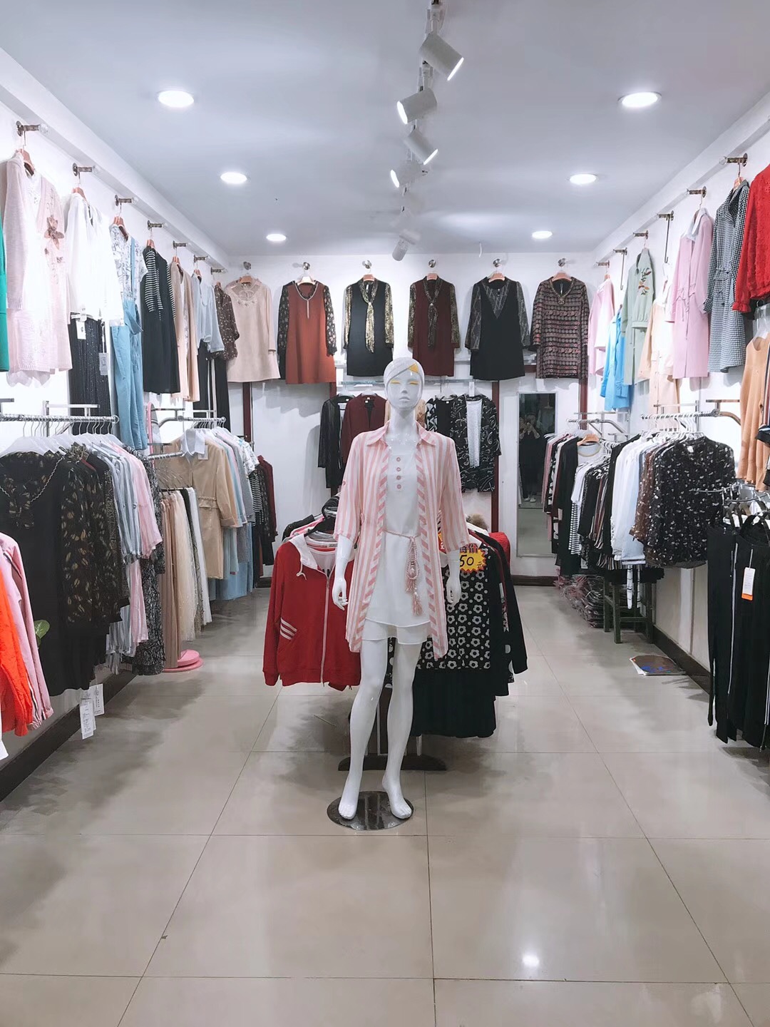 原創(chuàng)服裝店內(nèi)部大廳與更衣室海報矢量圖 版權(quán)可商用，助力服裝服飾零售